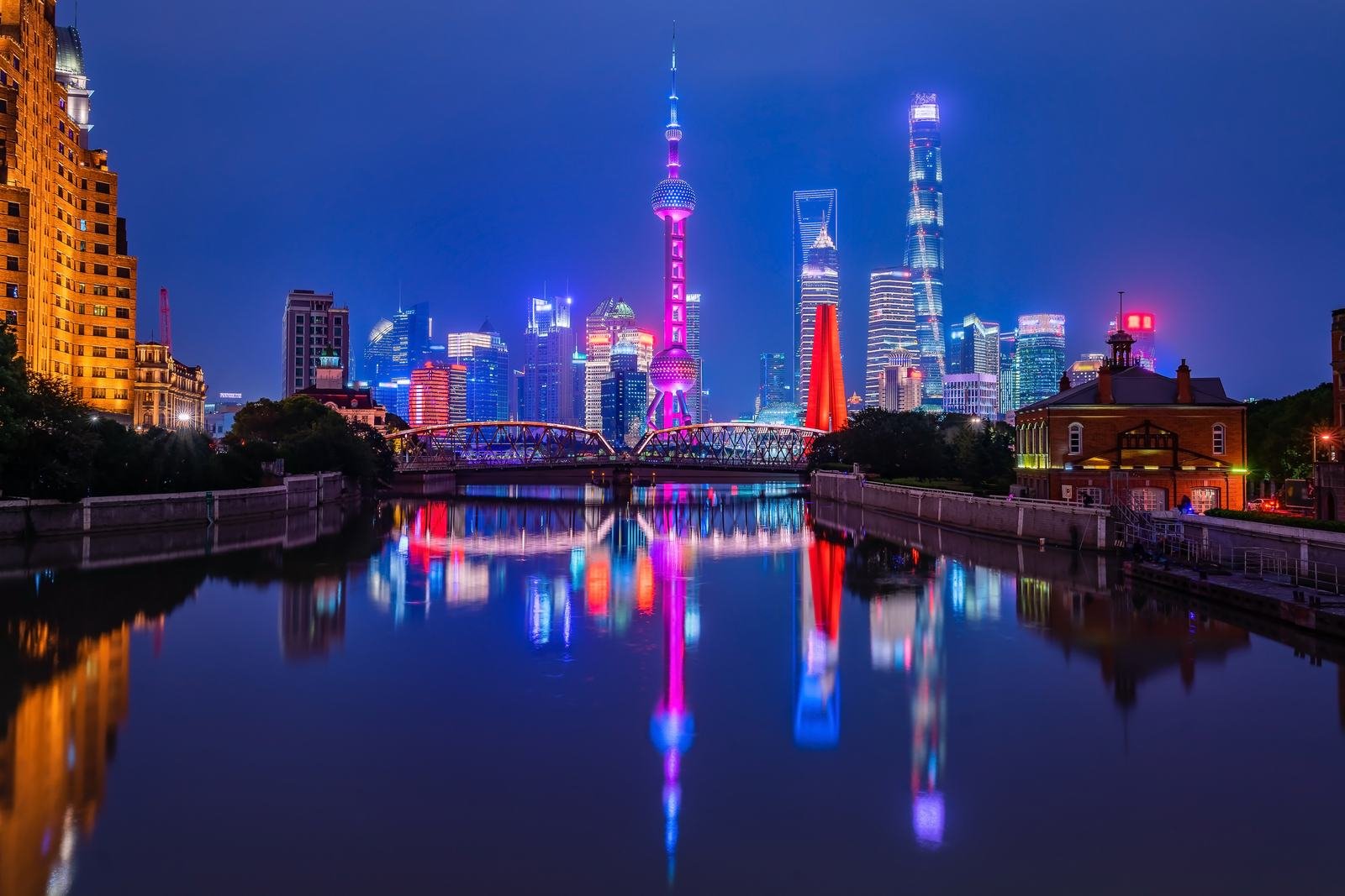 The Bund em Xangai iluminado à noite